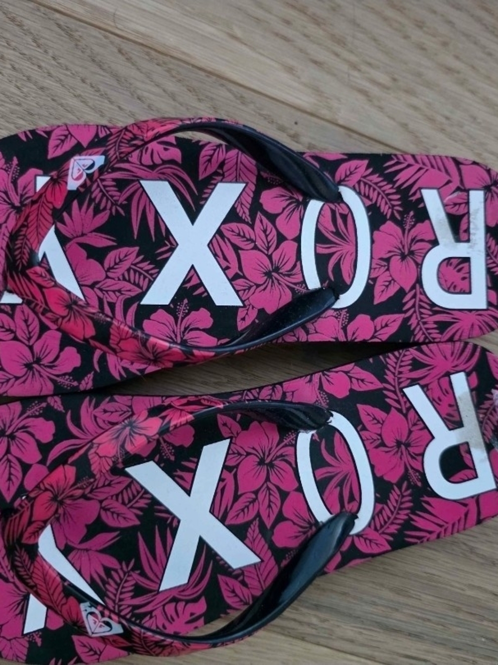 EUC Roxy Kids Black & Pink Floral Flip Flops